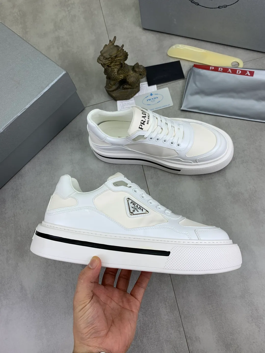 Men's shoes 💰P560💰 [New model] High version official website popular model is on the market, 🆘 Trendy brand (Prada) mainly promotes popular model, avant-garde and versatile fashionable men's shoes private version mold opening, cowhide surface splicing 1:1.. Stylish and simple, original imported cowhide lining cowhide feet; the atmosphere and personality are more fashionable, eye-catching and pursuing class. It will subvert the old idea and be a must-have for fashion trendsetters with you! Must keep it for yourself! Tall and comfortable, large and low, high-end quality workmanship. Size: 38-45; multiple colors available.